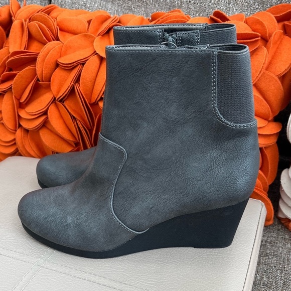 🦋 Life Stride Flex Dark Gray Wedge Booties, size 6.5M - Picture 3 of 7